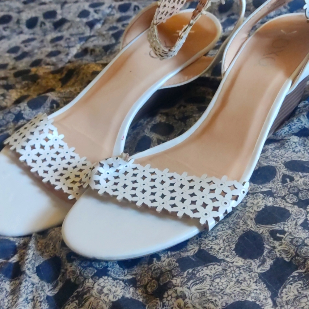 XOXO Sadler White and tan Wedge Heel